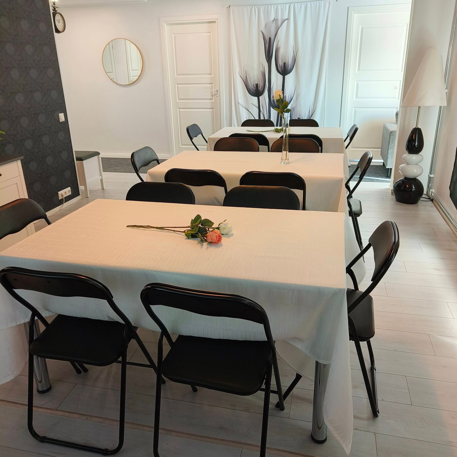 Pöytä- ja tuoli- sekä liinavuokraus 120 juhlijalle
